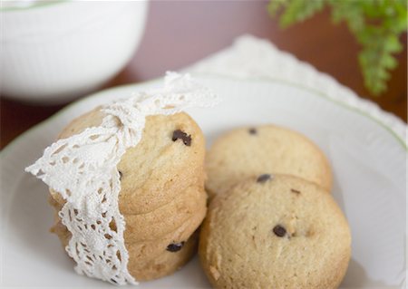 simsearch:670-06450365,k - Chocolate chip cookies Foto de stock - Sin royalties Premium, Código: 670-06451361