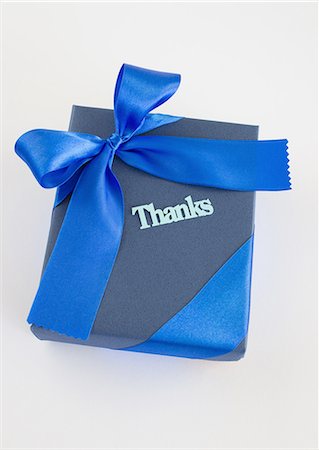 Blue gift box with "Thanks" Stock Photo - Premium Royalty-Free, Code: 670-06451370