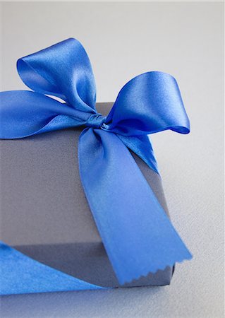 Blue gift box Foto de stock - Sin royalties Premium, Código: 670-06451372