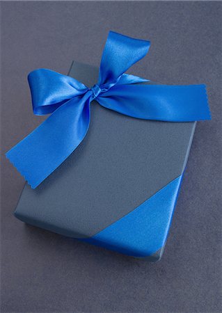 Blue gift box Stock Photo - Premium Royalty-Free, Code: 670-06451373