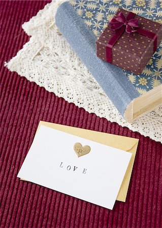 simsearch:670-06451105,k - Boîte-cadeau et une carte message Photographie de stock - Premium Libres de Droits, Code: 670-06451380