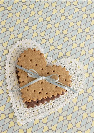 simsearch:670-06451543,k - Heart-shaped cookies tied with a ribbon Foto de stock - Sin royalties Premium, Código: 670-06451517