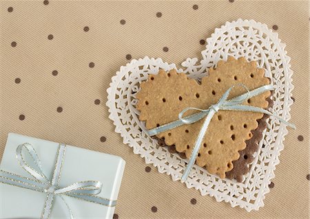 simsearch:670-06451038,k - Biscuits en forme de coeur et une boîte-cadeau Photographie de stock - Premium Libres de Droits, Code: 670-06451518