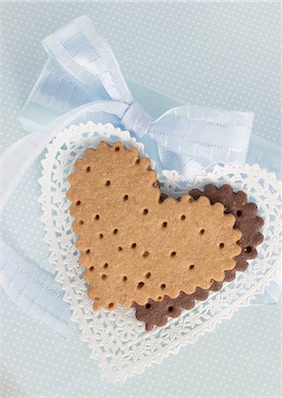 simsearch:670-06451038,k - Biscuits en forme de coeur Photographie de stock - Premium Libres de Droits, Code: 670-06451511