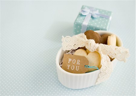 simsearch:670-06451517,k - Biscuits en forme de coeur et une boîte-cadeau Photographie de stock - Premium Libres de Droits, Code: 670-06451524