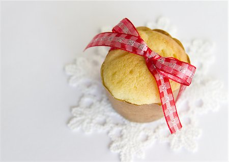 Muffin tied with a ribbon Foto de stock - Sin royalties Premium, Código: 670-06451528