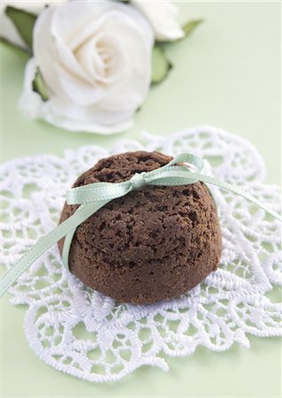 simsearch:670-06451517,k - ""Brownie"" attachées avec un ruban et blanc roses Photographie de stock - Premium Libres de Droits, Code: 670-06451530