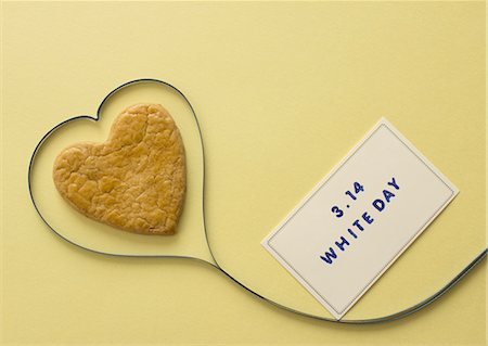 simsearch:670-06451517,k - Biscuits en forme de cœur et une carte message Photographie de stock - Premium Libres de Droits, Code: 670-06451533