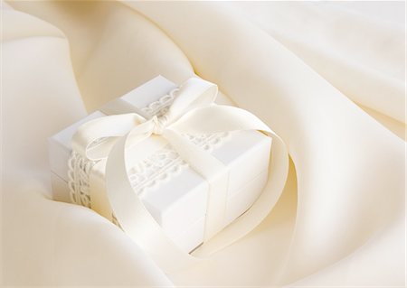 White gift box Stock Photo - Premium Royalty-Free, Code: 670-06451568