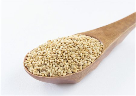 White sesame seeds on a spoon Stockbilder - Premium RF Lizenzfrei, Bildnummer: 670-06824678