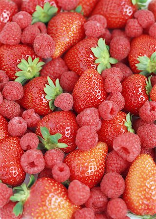 simsearch:670-02109950,k - Fraises et framboises Photographie de stock - Premium Libres de Droits, Code: 670-02114337