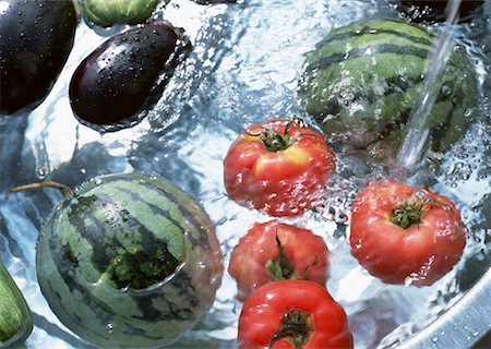 simsearch:649-08119132,k - Légumes d'été frais et melon d'eau dans le bassin Photographie de stock - Premium Libres de Droits, Code: 670-02115446