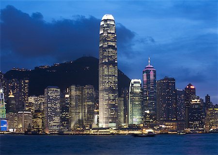 Vue de nuit du Centre de la Finance internationale Photographie de stock - Premium Libres de Droits, Code: 670-02119443