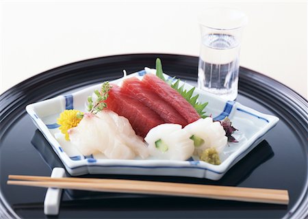 simsearch:670-02108140,k - Assorted sashim and sake in tray Foto de stock - Sin royalties Premium, Código: 670-02110081