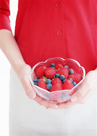 simsearch:670-02109950,k - Fraise & bleuet au bol en verre Photographie de stock - Premium Libres de Droits, Code: 670-02110197