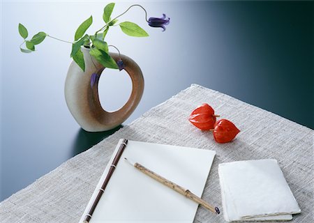 Japanese Paper Notebook and Postcard Foto de stock - Sin royalties Premium, Código: 670-02110623
