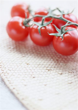 simsearch:670-02109950,k - Tomate cerise Photographie de stock - Premium Libres de Droits, Code: 670-02112786