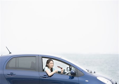 place du conducteur - Une jeune femme dans une voiture Photographie de stock - Premium Libres de Droits, Code: 670-02310279