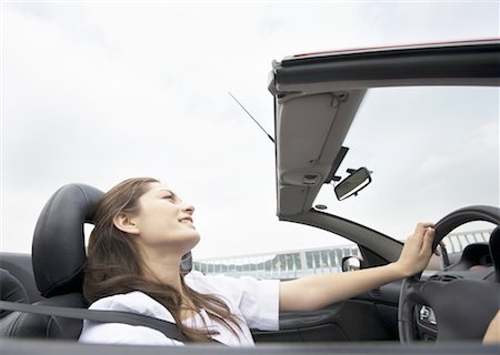 place du conducteur - Une jeune femme au volant convertible Photographie de stock - Premium Libres de Droits, Code: 670-02310346