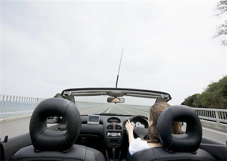 place du conducteur - Une jeune femme au volant convertible Photographie de stock - Premium Libres de Droits, Code: 670-02310343