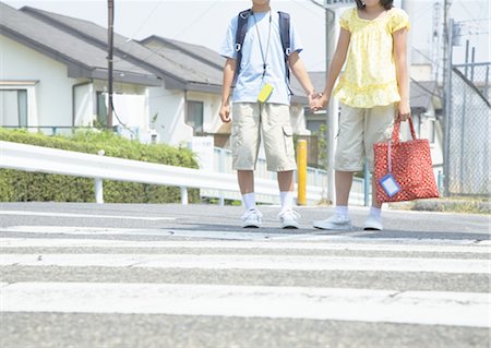 fußgängerüberweg - Grundschüler an der Ampel warten Stockbilder - Premium RF Lizenzfrei, Bildnummer: 670-02642731