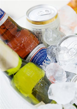 Cooling beer Foto de stock - Sin royalties Premium, Código: 670-02967079