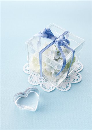 Gift box Stock Photo - Premium Royalty-Free, Code: 670-03235044