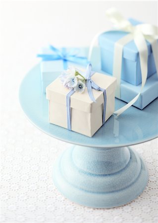 Gift box Stock Photo - Premium Royalty-Free, Code: 670-03235047