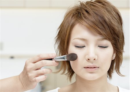 polvos de colorete - A young woman getting her makeup done Foto de stock - Sin royalties Premium, Código: 670-03483831