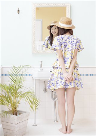 straw hat - Young woman getting ready Stock Photo - Premium Royalty-Free, Code: 670-03607192
