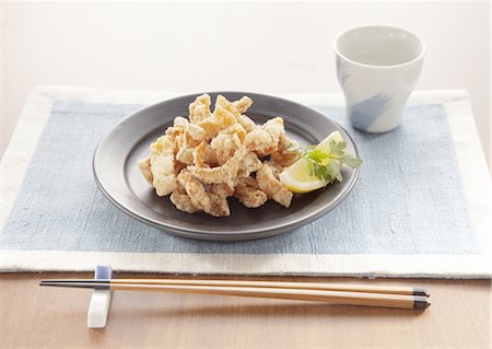 simsearch:670-03709252,k - Fried chicken skin Foto de stock - Sin royalties Premium, Código: 670-03709276