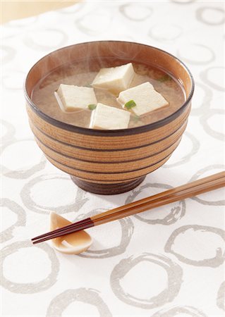 Soupe miso avec du tofu coupé en cubes Photographie de stock - Premium Libres de Droits, Code: 670-03709338