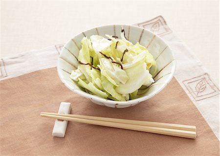 simsearch:670-03709696,k - Cabbage and salted seaweed dressed in sesame oil Foto de stock - Sin royalties Premium, Código: 670-03709349