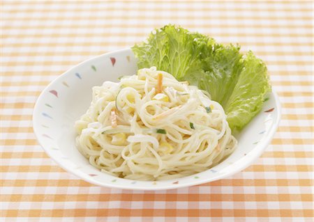simsearch:670-03709434,k - Salade de spaghetti Photographie de stock - Premium Libres de Droits, Code: 670-03709371