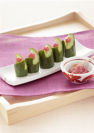simsearch:670-03734272,k - Concombre avec sauce aux prunes marinées Photographie de stock - Premium Libres de Droits, Code: 670-03709421