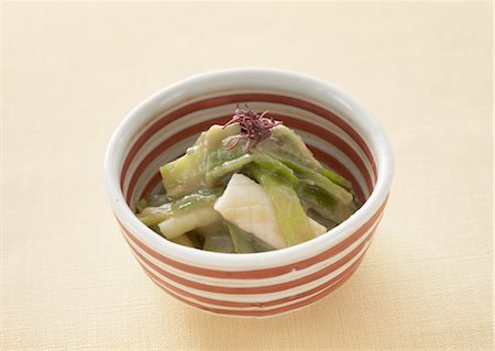 simsearch:670-03709696,k - Spring onion with miso and vinegar sauce Foto de stock - Sin royalties Premium, Código: 670-03709437