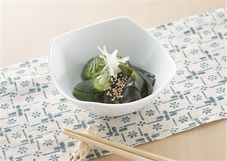 simsearch:670-03709696,k - Cucumber and seaweed dressed in sour sauce Foto de stock - Sin royalties Premium, Código: 670-03709450