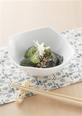 simsearch:670-03709696,k - Cucumber and seaweed dressed in sour sauce Foto de stock - Sin royalties Premium, Código: 670-03709451