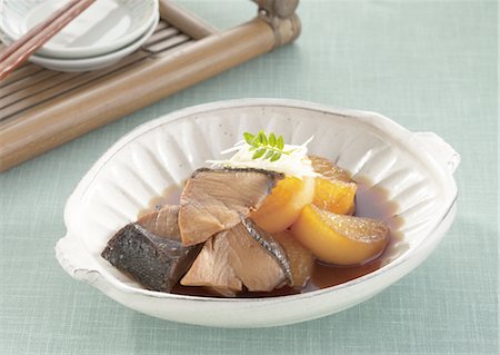 simsearch:670-03709723,k - Yellowtail and Japanese radish simmered in soy sauce Foto de stock - Sin royalties Premium, Código: 670-03709483
