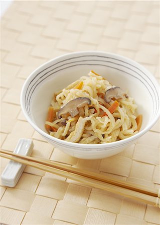 simsearch:670-03709696,k - Shredded and dried daikon radish simmered in soy sauce Foto de stock - Sin royalties Premium, Código: 670-03709510