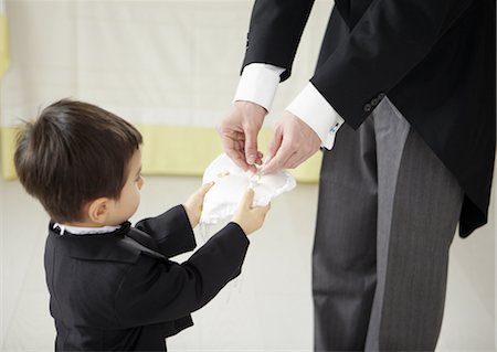 simsearch:670-06450399,k - Boy holding out a ring pillow Foto de stock - Sin royalties Premium, Código: 670-03709817