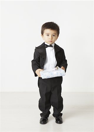simsearch:670-06450398,k - Boy holding a gift Foto de stock - Sin royalties Premium, Código: 670-03709820