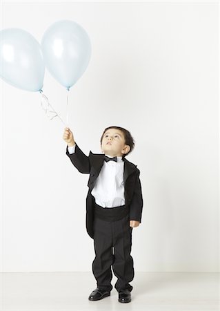 simsearch:670-06450398,k - Boy holding balloons Foto de stock - Sin royalties Premium, Código: 670-03709821