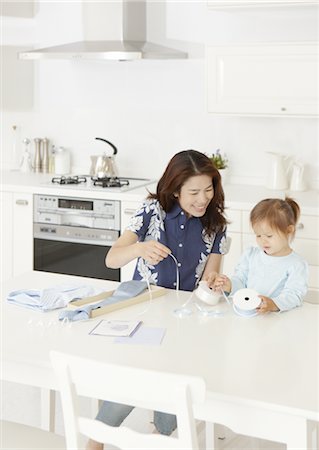 Mother and daughter preparing present for Father's Day Stock Photo - Premium Royalty-Free, Code: 670-03709907