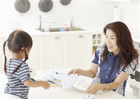 Mother and daughter preparing present for Father's Day Stock Photo - Premium Royalty-Free, Code: 670-03709908