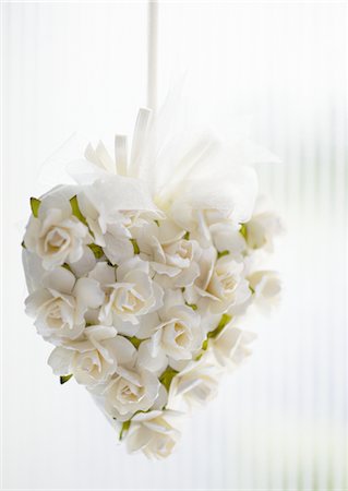 simsearch:670-03709960,k - White rose ornament Foto de stock - Sin royalties Premium, Código: 670-03709957