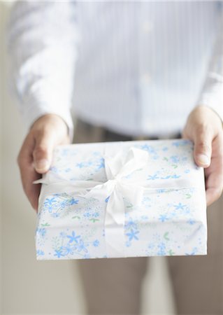 Close up of hands holding a gift Stock Photo - Premium Royalty-Free, Code: 670-03709988