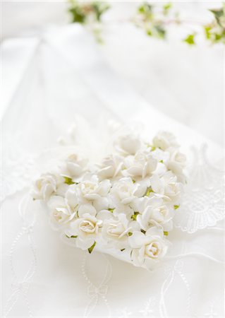 simsearch:670-03709960,k - White rose ornament Foto de stock - Sin royalties Premium, Código: 670-03710006