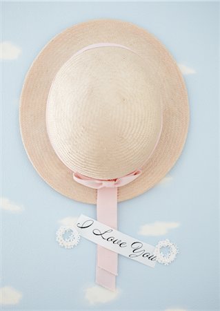 simsearch:670-03709960,k - Straw hat with message Foto de stock - Sin royalties Premium, Código: 670-03710025