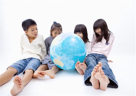 simsearch:670-03734272,k - Enfants regardant un globe Photographie de stock - Premium Libres de Droits, Code: 670-03710159